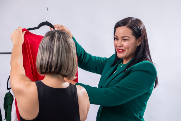 Estilista ajustando el vestuario de una ejecutiva, servicio de estilismo estratégico Karina Ortiz